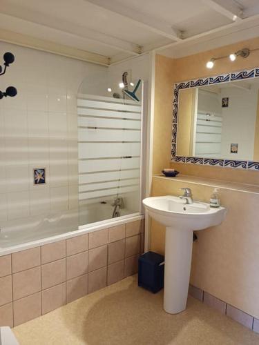 une salle de bain avec un lavabo, une douche et une baignoire dans l'établissement L'envol du Goéland, au Croisic