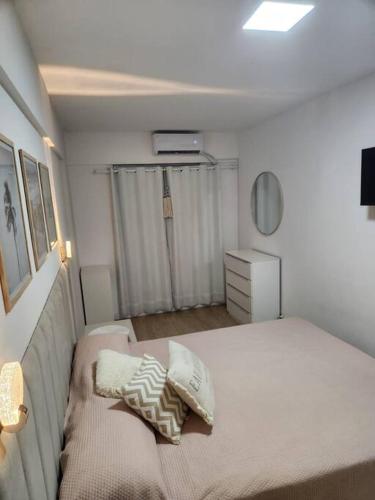 Lindo Ap Remodelado,Cuadra Mar, en la Mejor zona de BC في باليريو كامبوريو: غرفة نوم بها سرير ووسادتين عليه