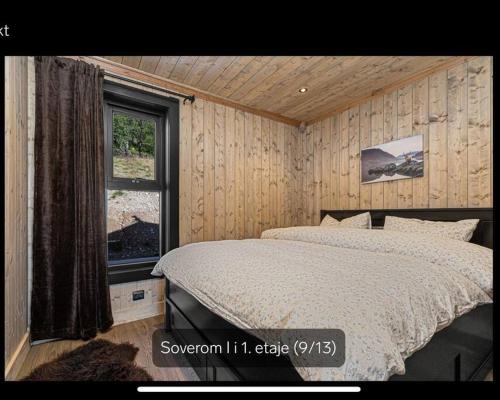 Postel nebo postele na pokoji v ubytování Flott moderne hytte i Holterdalen, 4 soverom, 2 bad, Jacuzzi, garasje