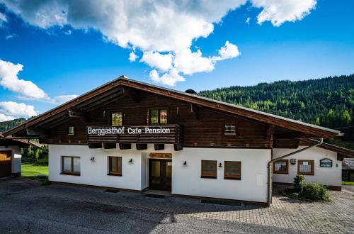 Nespecifikovaný výhled na hory nebo výhled na hory při pohledu z hotelu