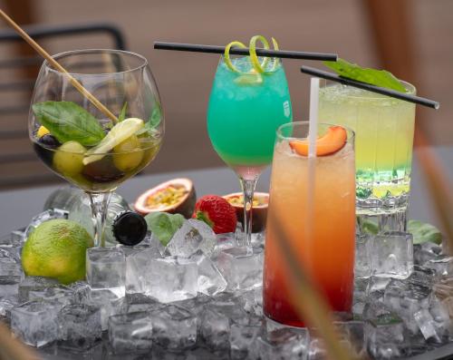 a table topped with glasses of drinks and ice cubes at Logis Hôtel & Restaurant Le Vert Bocage in Franqueville-Saint-Pierre