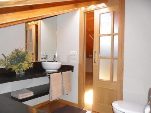 ein Bad mit einem Waschbecken und einem Spiegel in der Unterkunft Casa Pepe El Segador - VV-1054-AS in San Juan de la Arena