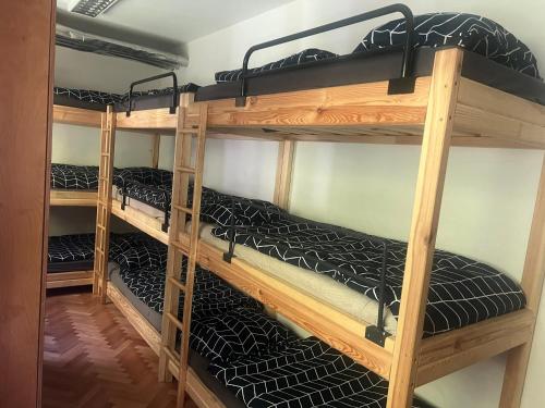 Hostel Črjanski raj في Črna na Koroškem: سريرين بطابقين في غرفة