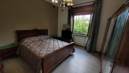 una camera con letto e finestra di Casa Anselmo Guest House a Pagani