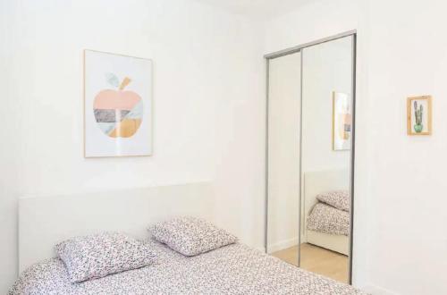 - une chambre blanche avec un miroir et un lit dans l'établissement AMAZING LARGE 1-BEDROOM, à Cannes