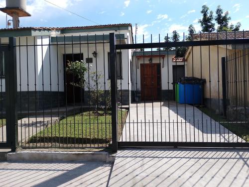 um portão em frente a uma casa em Mi Rincón bonito em Salta
