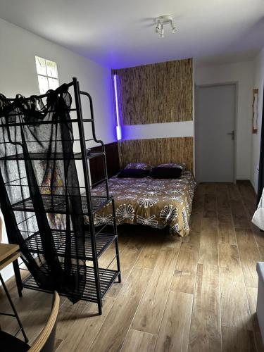 1 dormitorio con litera y luz morada en Fromental, en Saint-Côme-dʼOlt