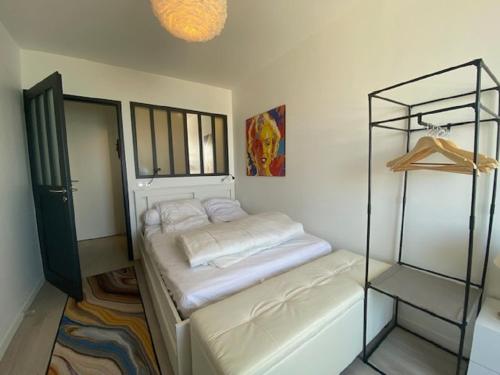 Cette petite chambre comprend un lit et une étagère. dans l'établissement Brise Marine, à Saint-Gilles-Croix-de-Vie