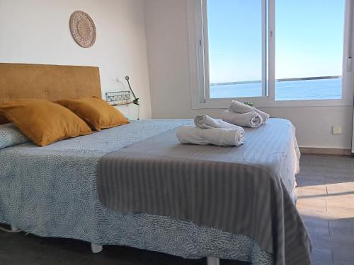 um quarto com duas toalhas sentadas numa cama em Alojamiento Iberia Playa em Estepona