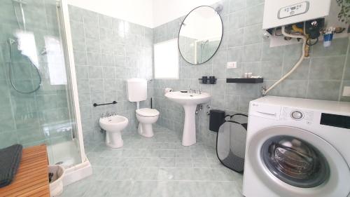 La salle de bains est pourvue d'un lave-linge et d'un lavabo. dans l'établissement RomagnaBNB Colonna, à Bertinoro