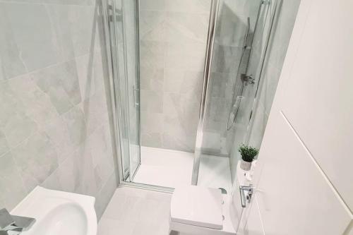 bagno bianco con doccia e servizi igienici di Towergate Apartment 13 a Buckinghamshire