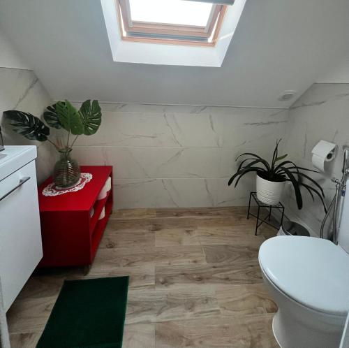 a bathroom with a toilet and plants in it at Maison chaleureuse dans un écrin de verdure 