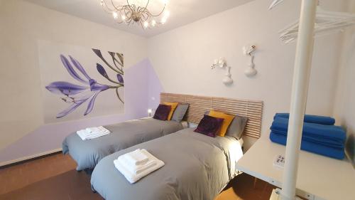 ベルティノーロにあるRomagnaBNB Colonnaのベッドルーム1室(ベッド2台、シャンデリア付)