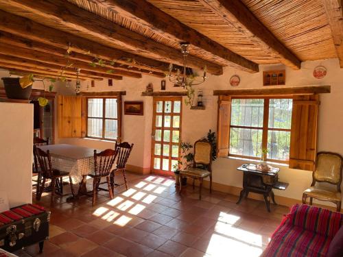 ein Wohnzimmer mit einem Tisch und Stühlen in einem Haus in der Unterkunft Ventana Al Desierto in Real de Catorce