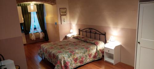 una camera con un letto e due luci sul muro di Hotel Medici a Firenze