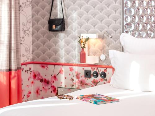 - une chambre avec un lit blanc et un mur rouge et gris dans l'établissement Hôtel Crayon Rouge, à Paris