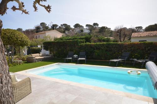 une piscine dans l'arrière-cour d'une maison dans l'établissement Villa Pascal, à Saint-Raphaël