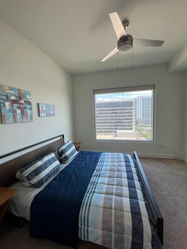 Midtown High Rise Escape في هيوستن: غرفة نوم بسرير ومروحة سقف