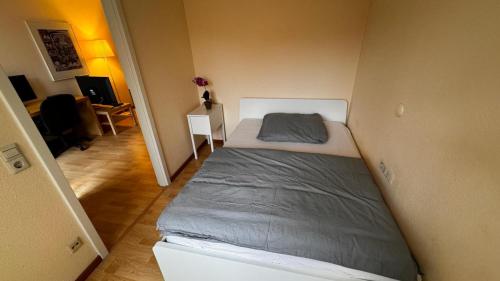 a small bedroom with a bed in a room at 2 Zimmer Wohnung am Milaneo in Stuttgart