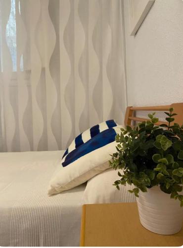 A bed or beds in a room at Estupendo apartamento entero playa Perelló