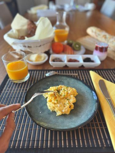 Le Relais de Saint-Preuil, The Originals Relais Vignes du Cognac في Saint-Preuil: طبق من الطعام على طاولة مع شوكة