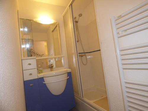une salle de bain avec toilettes, douche et lavabo dans l'établissement Le New Port, à Saint-Gilles-Croix-de-Vie