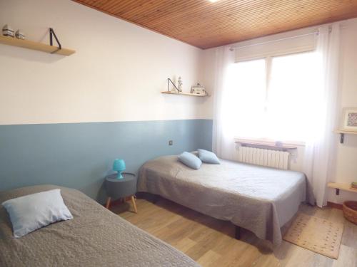 une chambre avec deux lits et une fenêtre dans l'établissement Les Rochers, à Saint-Gilles-Croix-de-Vie