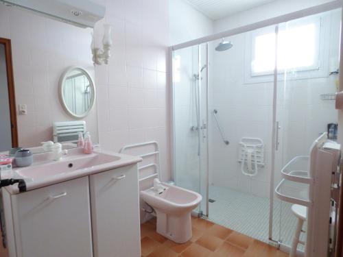 une salle de bain avec un lavabo, des toilettes et une douche dans l'établissement Les Rochers, à Saint-Gilles-Croix-de-Vie