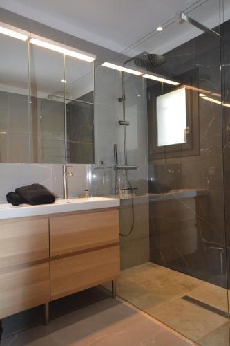 une salle de bain avec un lavabo et une douche dans l'établissement Villa Pascal, à Saint-Raphaël