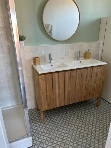 une salle de bain avec deux lavabos et un miroir dans l'établissement La casa magique, bulle enchantée, 100m de la plage, à Andernos-les-Bains
