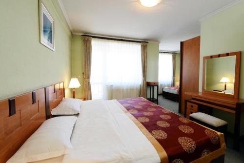 En eller flere senger på et rom på Narantuul Hotel