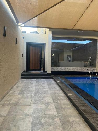 Bazén v ubytování شاليهات السلطان الفاخرة بالمدينة المنورة -Villa AlSultan Chalets nebo v jeho okolí