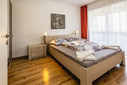 una camera da letto con un grande letto e una finestra di Leon's home a Şelimbăr