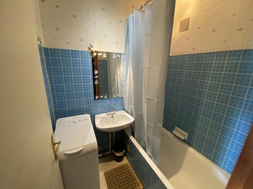 une salle de bain avec un lavabo, des toilettes et une baignoire dans l'établissement Le Rivage, à Saint-Gilles-Croix-de-Vie