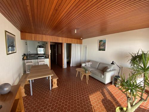 un salon avec un canapé et une table dans l'établissement Le Rivage, à Saint-Gilles-Croix-de-Vie