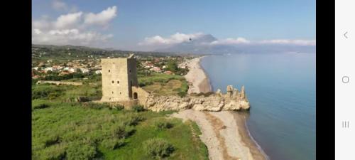 - une vue aérienne sur un château d'une île dans l'eau dans l'établissement Holiday Homes, à Campofelice di Roccella