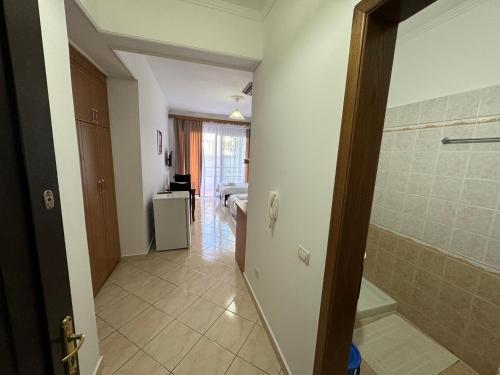 baño con ducha a ras de suelo y ducha a ras de suelo en Comfort Apartments Promenade, en Sarandë