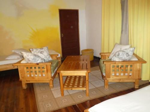 sala de estar con 2 mesas y sofá en At Home en Antsirabe