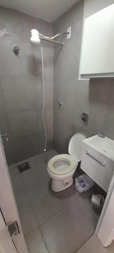 a bathroom with a toilet and a sink at Casinha da paz in Jaú