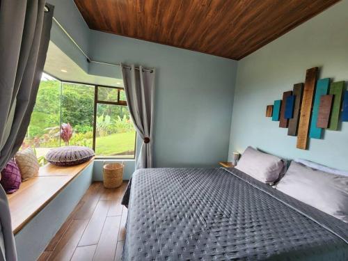 Кровать или кровати в номере Cabañas Caeli, La Perezosa, La Fortuna Rainforest Glass Cabin w Amazing Views
