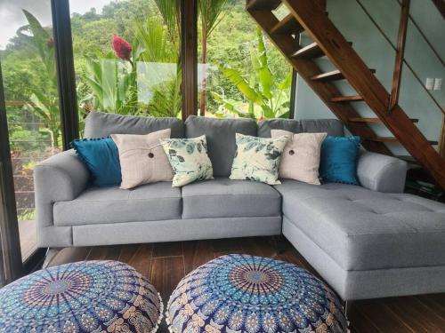 Гостиная зона в Cabañas Caeli, La Perezosa, La Fortuna Rainforest Glass Cabin w Amazing Views