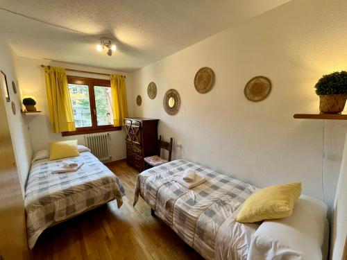 1 Schlafzimmer mit 2 Betten und einem Fenster in der Unterkunft B13 - La Granja 2º - Villmor in Benasque