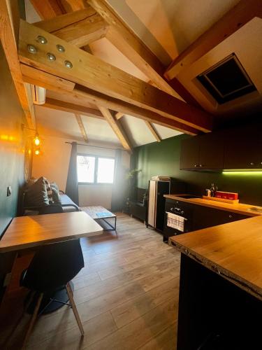 - une cuisine avec un canapé et une table dans une chambre dans l'établissement Le Clocher de Cassis, à Cassis