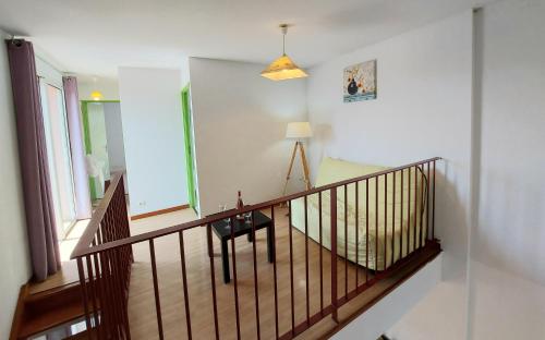 Cette chambre dispose d'un escalier avec une table et une lampe. dans l'établissement soleil catalan terrasse panoramique ok chéques vacances animaux 4pers wifi 65m2 jardin parking 2ch 2km mer, à Latour-Bas-Elne