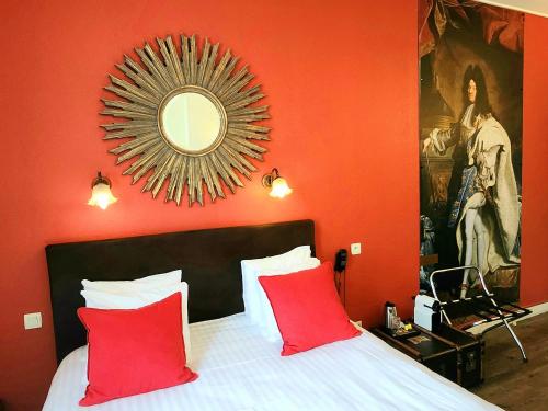 Logis Hôtel Lafayette Rochefort Franceにあるベッド