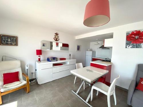 une cuisine et un salon avec une table et une salle à manger dans l'établissement Le Sable doux, à Saint-Gilles-Croix-de-Vie