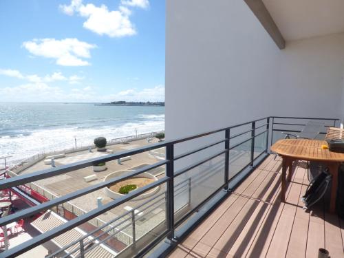 Elle comprend un balcon offrant une vue sur la plage. dans l'établissement Le Sable doux, à Saint-Gilles-Croix-de-Vie