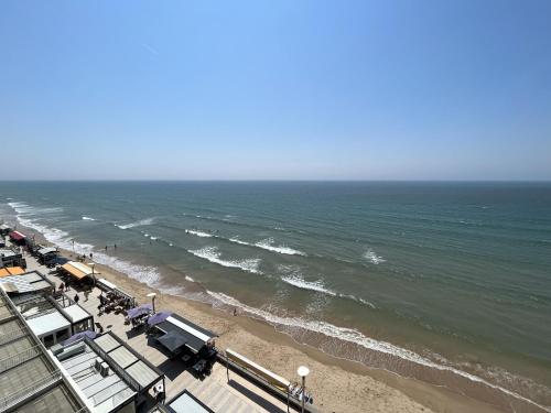 une vue aérienne d'une plage avec l'océan dans l'établissement Le Rochebonne, à Saint-Gilles-Croix-de-Vie