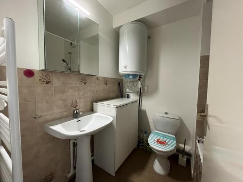 une petite salle de bain avec un lavabo et des toilettes dans l'établissement Le Rochebonne, à Saint-Gilles-Croix-de-Vie