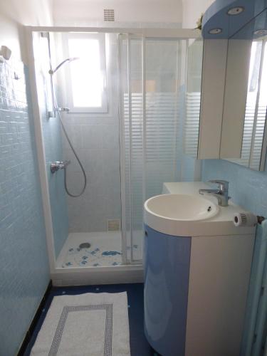 une salle de bain avec une douche, un lavabo et des toilettes dans l'établissement L'Atlantique, à Saint-Gilles-Croix-de-Vie